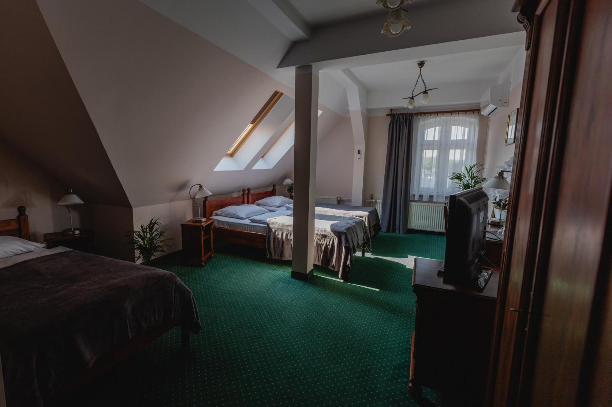 Hotel Aslan Tarnowskie Góry Kültér fotó